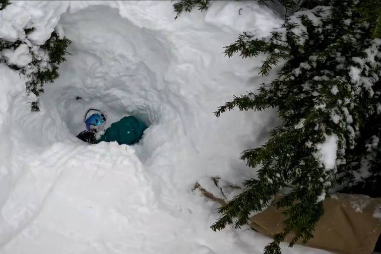 Homem fica soterrado em neve nos Estados Unidos