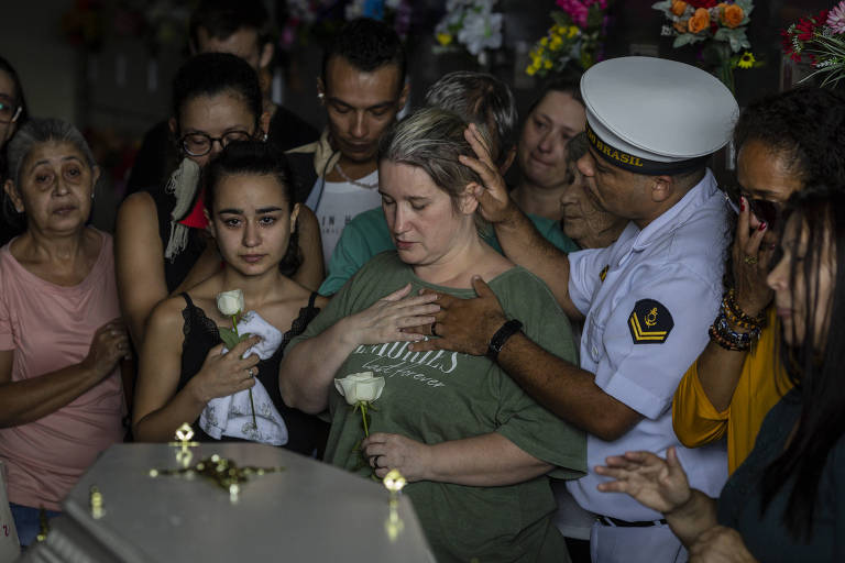Sob aplausos, Blumenau enterra crianças vítimas de ataque em creche