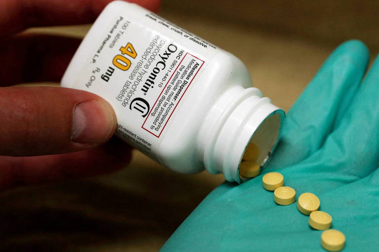 Um farmacêutico segura o analgésico prescrito OxyContin, comprimidos de 40 mg, fabricados pela Purdue Pharma L.D. em uma farmácia local, em Provo, Utah, EUA