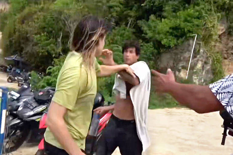 João Paulo Azevedo, surfista brasileiro, ataca a australiana Sara Taylor com socos e pontapés em uma praia de Bali, na Indonésia