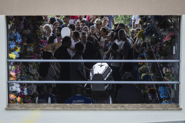 Desde o início da noite de quarta-feira (5), a despedida das vítimas gerou uma vigília na porta da escola e reuniu familiares e moradores da cidade no velório