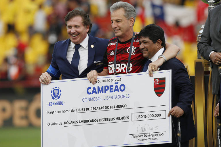 Rodolfo Landim, presidente do Flamengo (centro), recebe cheque de premiação de campeão da Libertadores de 2022