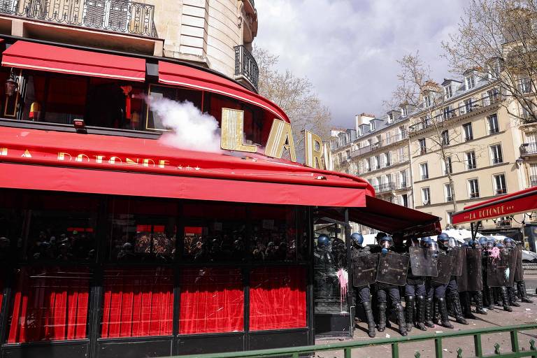 Manifestantes incendeiam cafeteria favorita de Macron em Paris