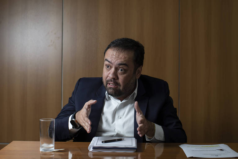 Cláudio Castro enfrenta julgamento de cassação em crise com vice e ameaçado por CPI