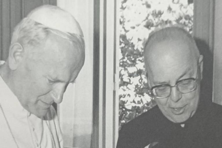 Gabriele Amorth contabilizou mais de 60 mil exorcismos; nesta foto, ele está ao lado do papa João Paulo 2º