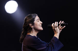 Cantora  Monica Salmaso  canta sozinha na abertura do show de Chico Buarque   na casa de espetculos  Tokio Marine Hall (na zona sul de SP)
