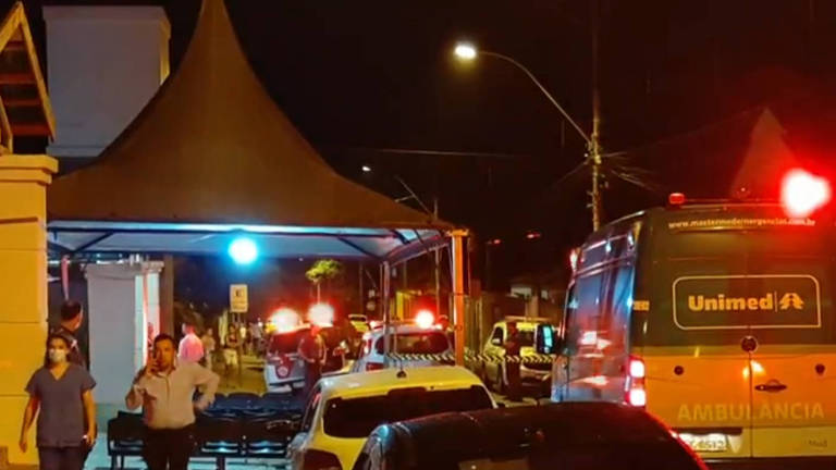 A foto mostra movimento de pessoas e veículos na noite desta quinta após ataque a hospital de Américo Brasiliense, interior de São Paulo.