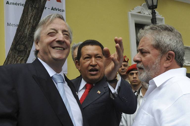 Lula (dir.), o ex-presidente da Venezuela, Hugo Chavéz (centro) e o então secretário-geral da Unasul e ex-presidente da Argentina, Néstor Kirchner, durante evento em 2010 na capital venezuelana, Caracas
