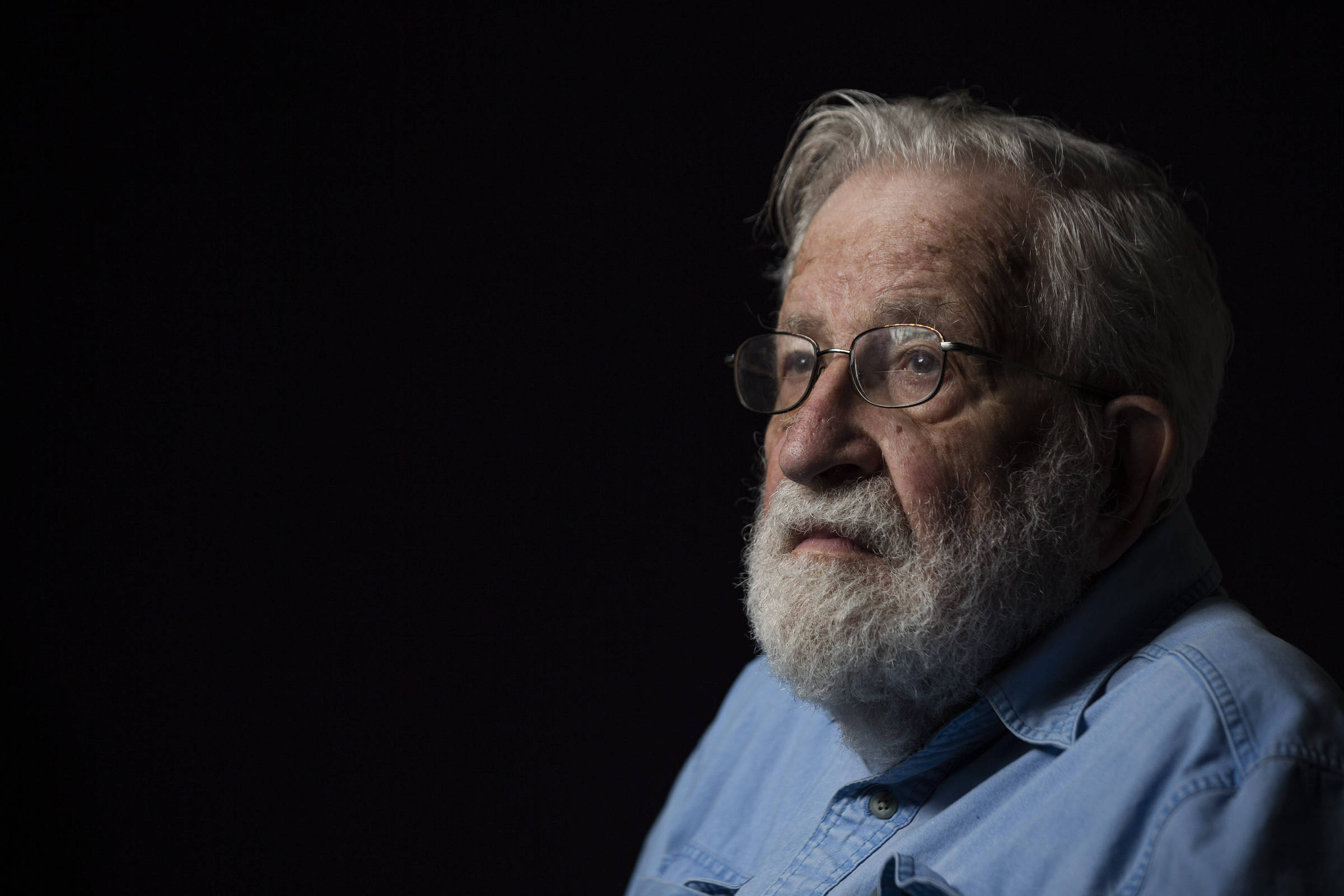 Noam Chomsky teve acidente vascular cerebral massivo em junho passado