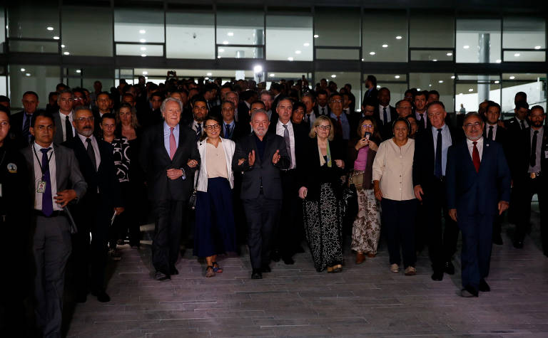 Crises em série marcam 100 dias de presidentes de Sarney a Lula 