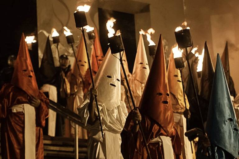Confundida com a KKK por capuz, tradição goiana é cercada de mistério