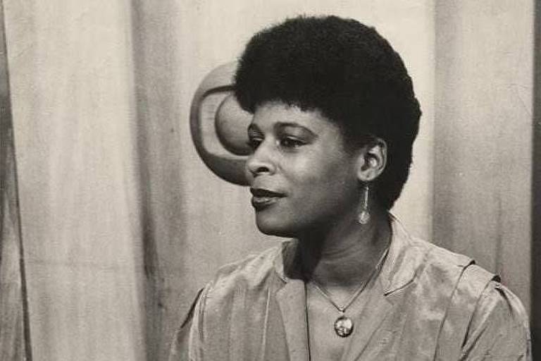 Lena Santos, uma das primeiras jornalistas negras a ocupar uma bancada de jornal no Brasil na década de 60