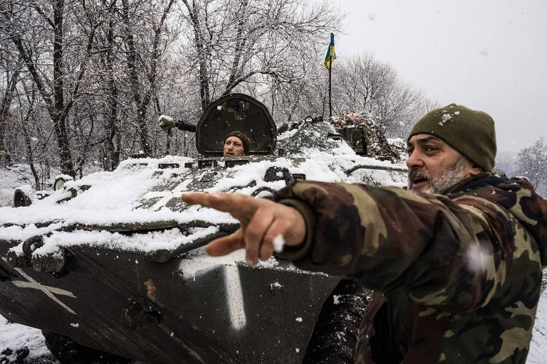 Tanques ucranianos dirigem-se para a linha de frente perto de Bakhmut, na Ucrânia,