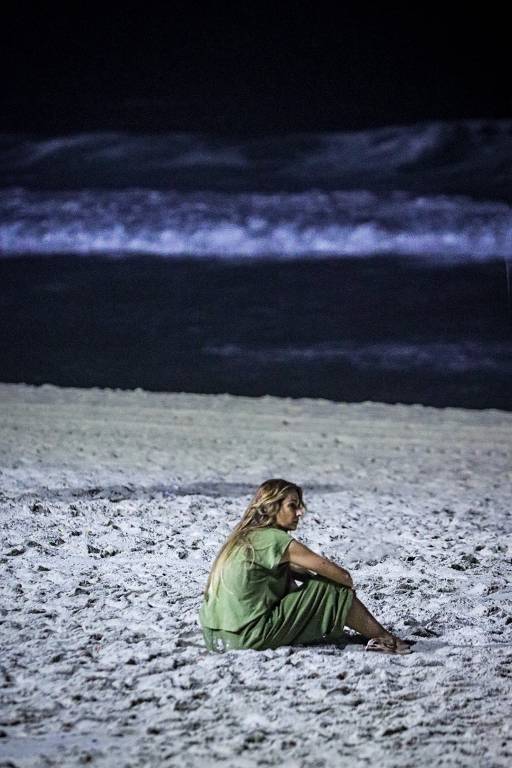 Patrícia Poeta é vista caminhando cabisbaixa e sozinha na praia da zona sul do Rio