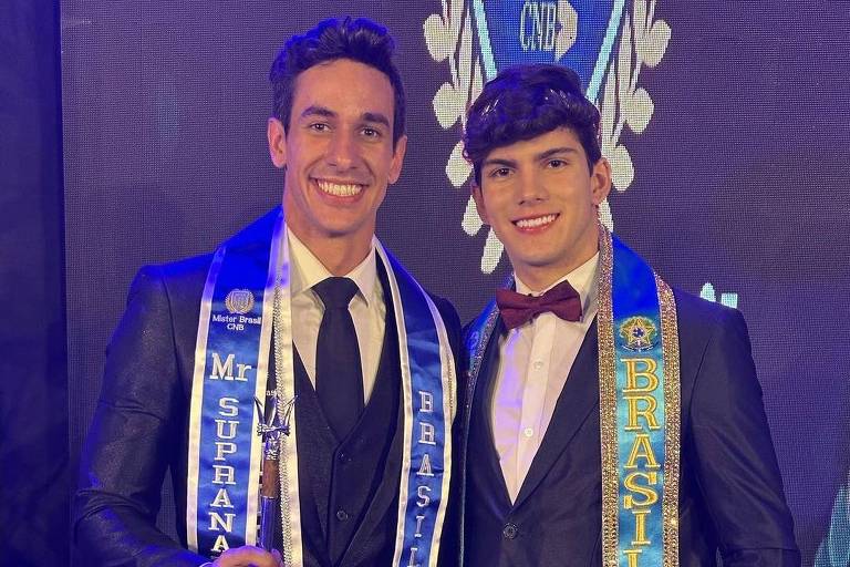 O vencedor do Mister Brasil CNB 2023, o paulista Henrique Martins (esq.), posa ao lado do sergipano Matteus Lima, que levou o título adolescente