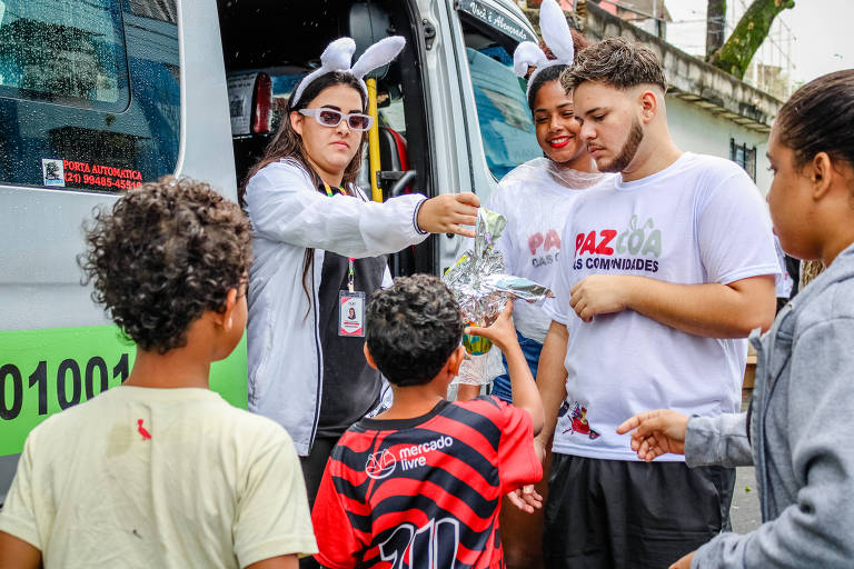 ONG distribui chocolates para crianças de favelas no Rio
