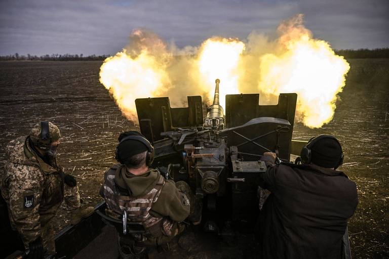 Militares ucranianos disparam contra posição russa nos arredores de Bakhmut, na Ucrânia