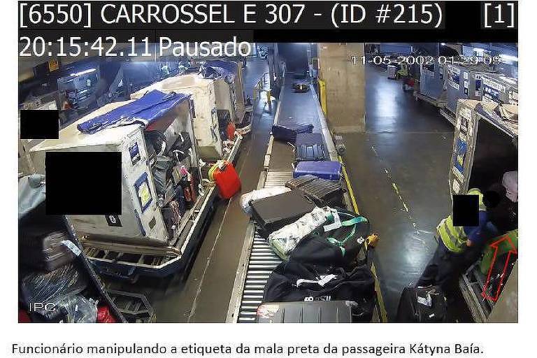 Imagens de circuito de segurança do aeroporto de Guarulhos mostram funcionário mexendo nas bagagens de Katyna e Jeanne
