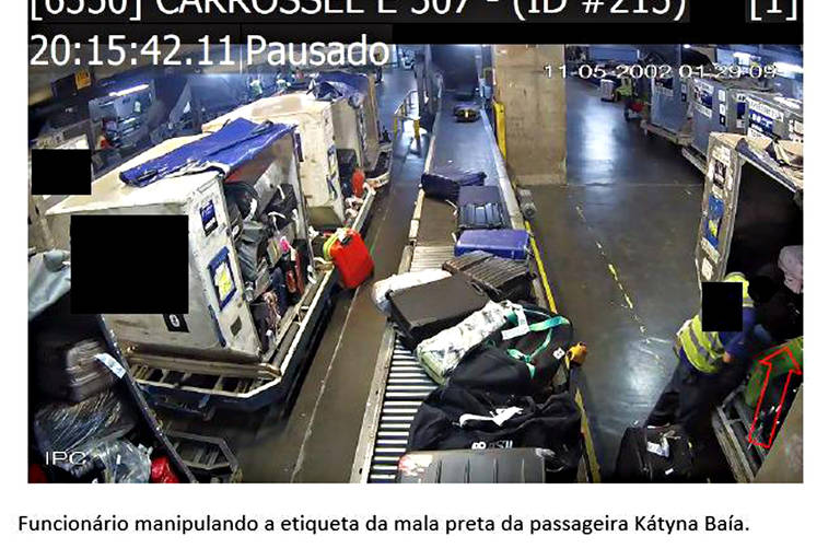 Imagens de circuito de segurança do aeroporto de Guarulhos mostram funcionário mexendo nas bagagens da empresária Kátyna Baía e da veterinária Jeanne Paolini, que estão presas na Alemanha