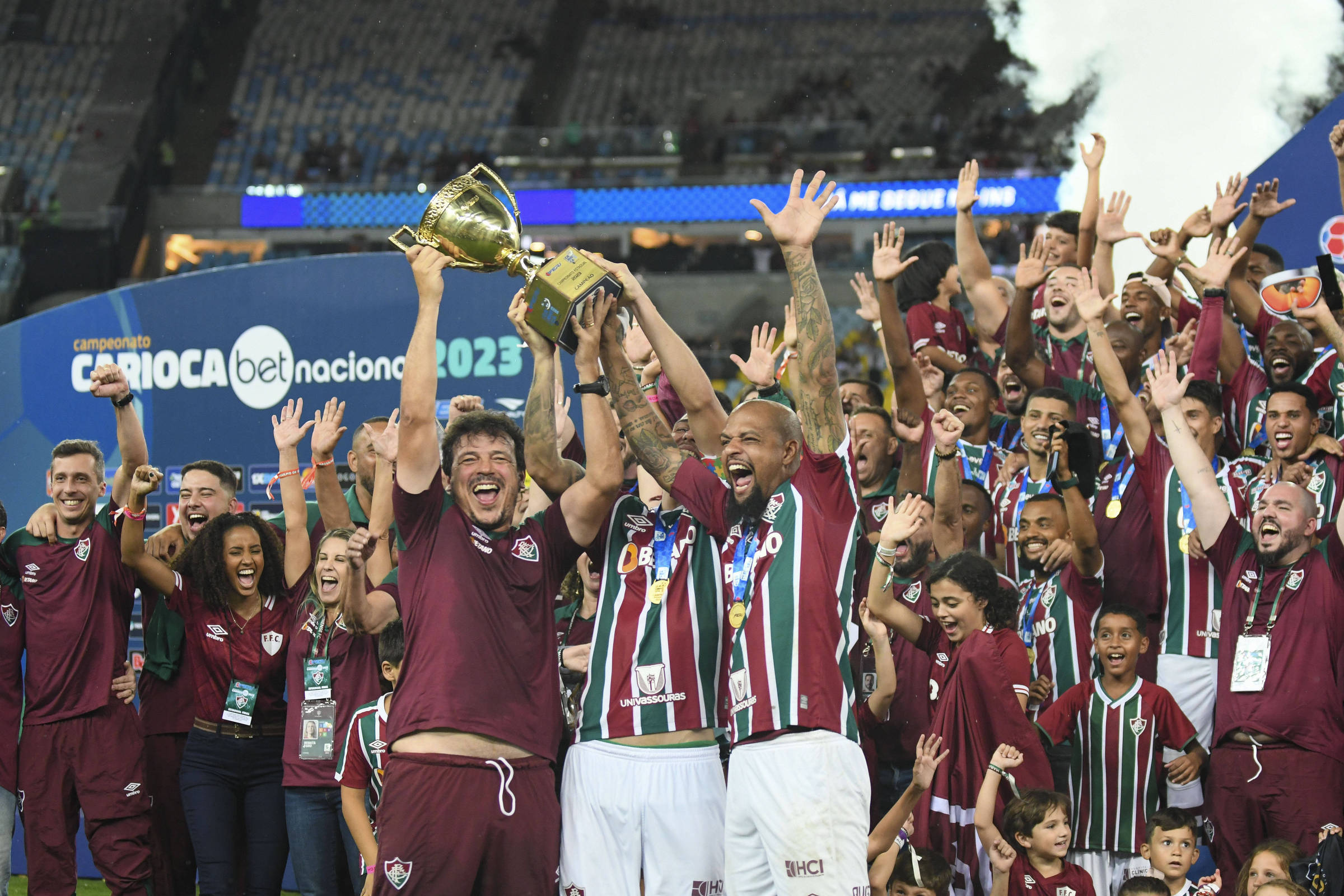 Palmeiras bate Flu, põe uma mão na taça e torcida faz festa de campeão