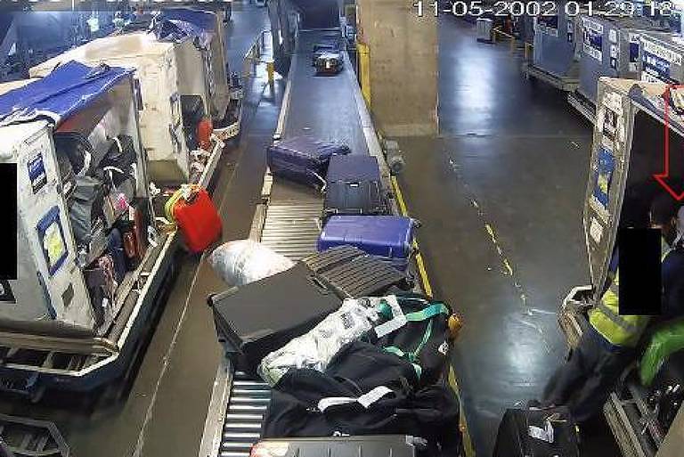 Imagens de circuito de segurança do aeroporto de Guarulhos mostram funcionário mexendo nas bagagens de Katyna e Jeanne
