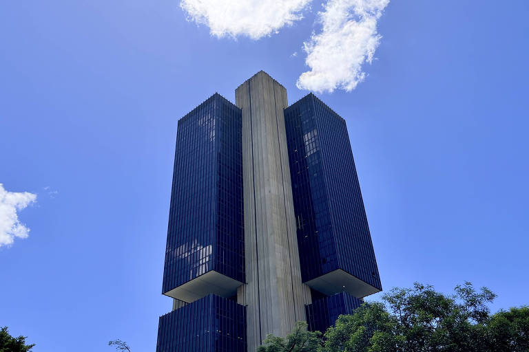 Imagem mostra prédio em meio a céu azul