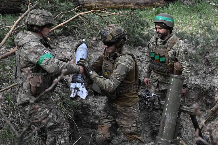 Militares ucranianos preparam lançamento de morteiro contra posições russas na região de Donetsk 