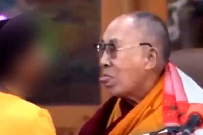 Imagem do momento em que Dalai Lama pergunta a um menino se ele queria chupar sua língua
