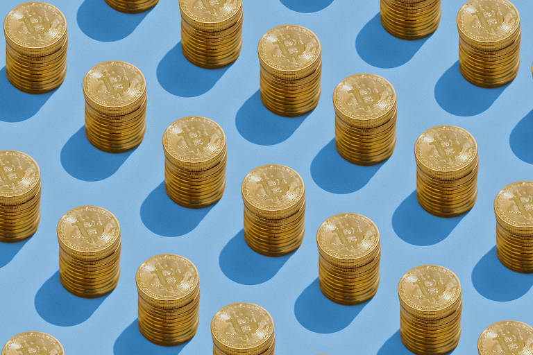 Pilhas de moedas douradas sobre fundo azul claro