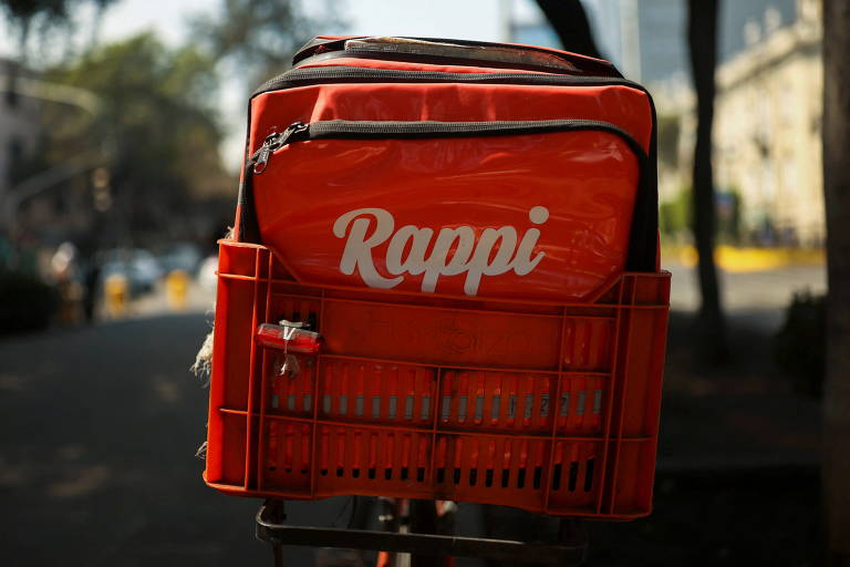 Caixa de entrega com logo da Rappi, sobre bicicleta, na Cidade do México
