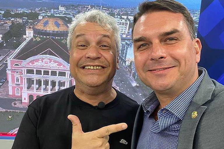 O apresentador SikêraJr. ao lado de Flavio Bolsonaro