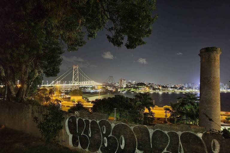 Ponte cartão-postal de Florianópolis está parcialmente às escuras há quase um mês