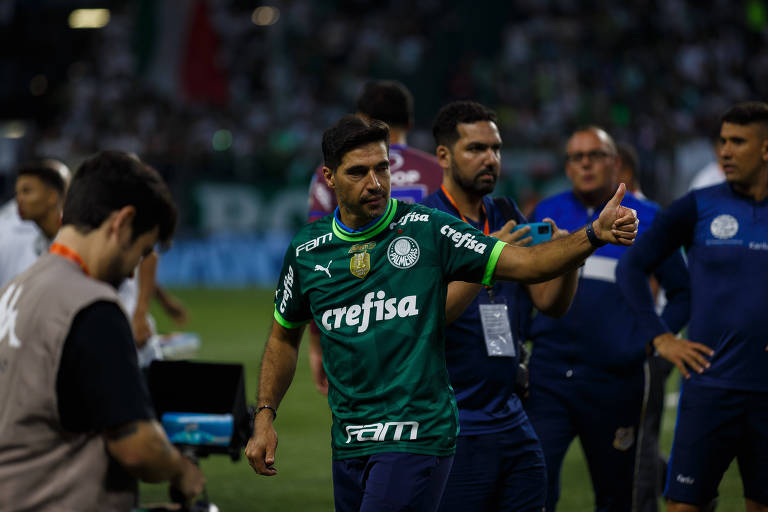 Abel Ferreira deixa o campo após conquista do título estadual pelo Palmeiras