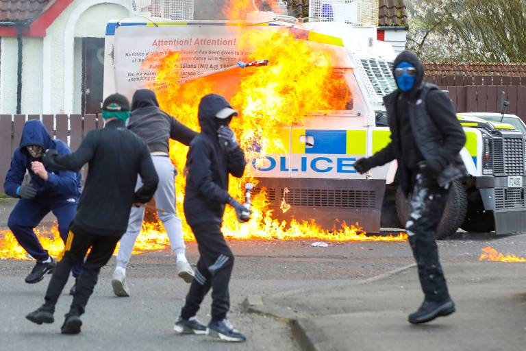 Encapuzados atacam polícia na Irlanda do Norte em dia que celebra acordo de paz