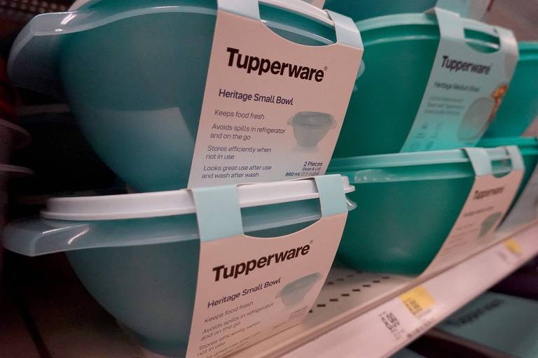 Foto mostra vasilhas verdes com tampas brancas da Tupperware empilhadas em prateleira de supermercado