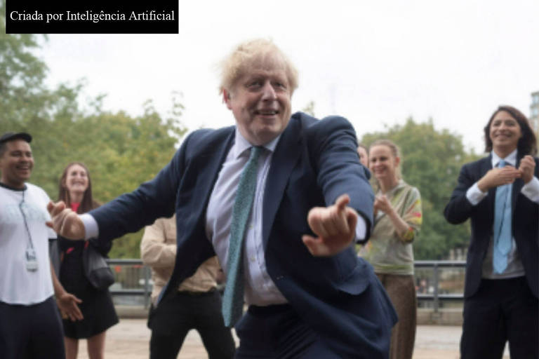 Foto mostra o ex-primeiro-ministro britânico Boris Johnson, homem branco com cabelos lisos e loiros, usando terno azul escuro com gravata verde, dançando em roda com cinco jovens 
