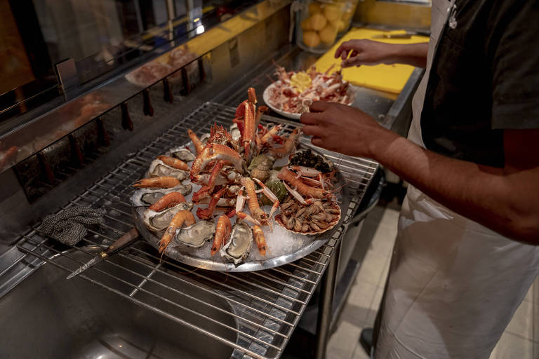 Restaurante especializado em peixes e mariscos prepara refeição em Rennes, na França 