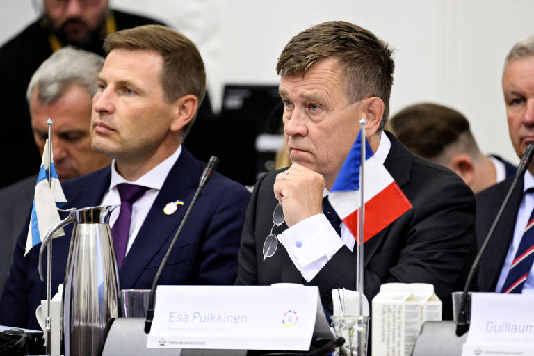 O secretário permanente do Ministério da Defesa da Finlândia, Esa Pulkkinen, em reunião sobre envio de armas para a Ucrânia em Copenhague
