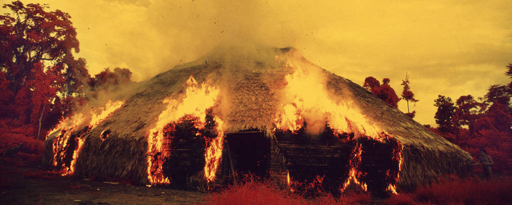 Os Yanomami costumam incendiar suas casas coletivas quando se mudam, fogem de uma epidemia ou quando um importante líder morre, Catrimani, 1972-1976 (filme infravermelho)