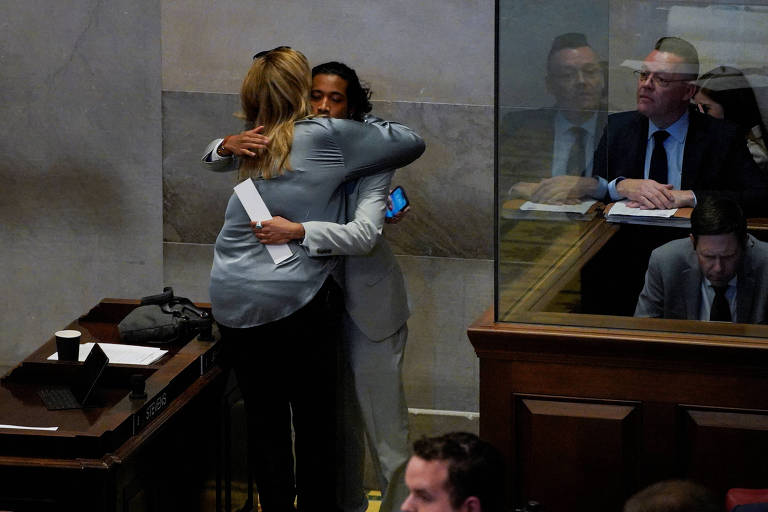 O parlamentar Justin Jones abraça colega após ser reintegrado à Câmara local do Tennessee, em Nashville