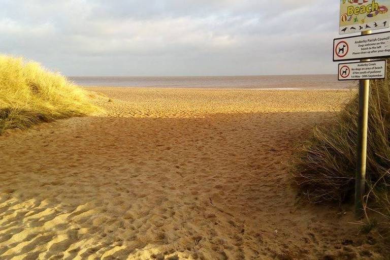 Vista da praia de Anderby Creek, Lincolnshire, na Inglaterra