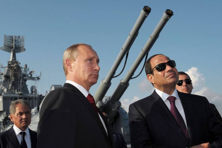 Vladimir Putin, presidente da Rússia, e Abdel Fattah al-Sisi, líder do Egito, participam de cerimônia a bordo do Moskva, então principal navio de guerra russo no mar Negro, no porto de Sochi