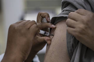Pacientes são vacinados contra Covid-19 e Influenza em SP