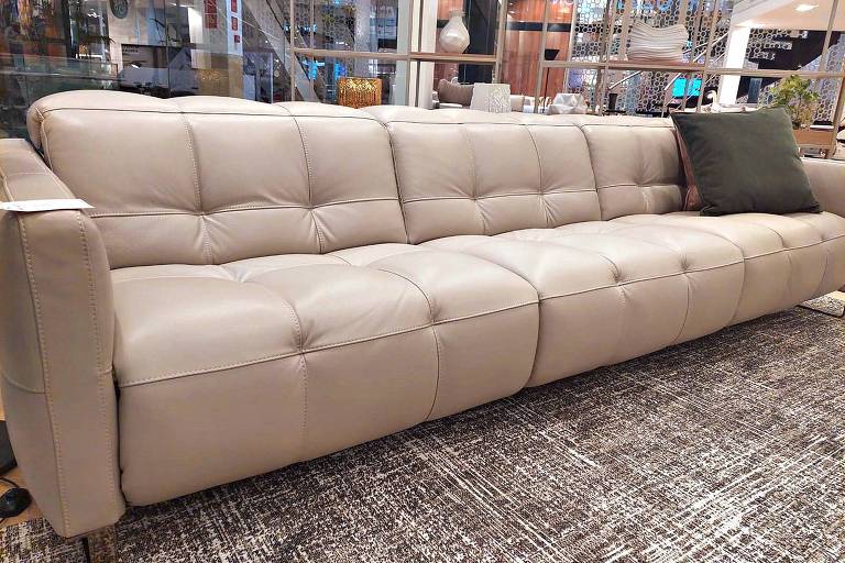 Modelo com dimensões idênticas e especificações similares ao sofá adquirido pela Presidência é vendido por R$ 63,4 mil