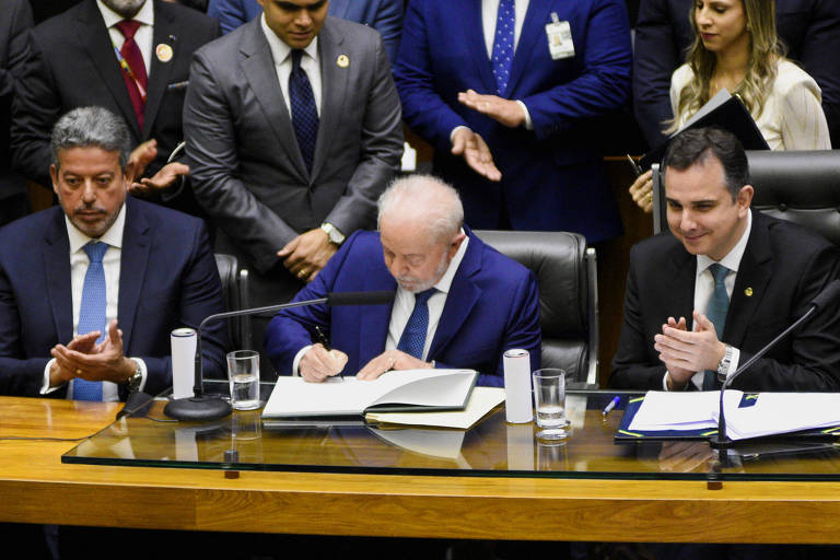 O presidente Lula (centro) ao lado de Arthur Lira (esq.) e Rodrigo Pacheco (dir.)