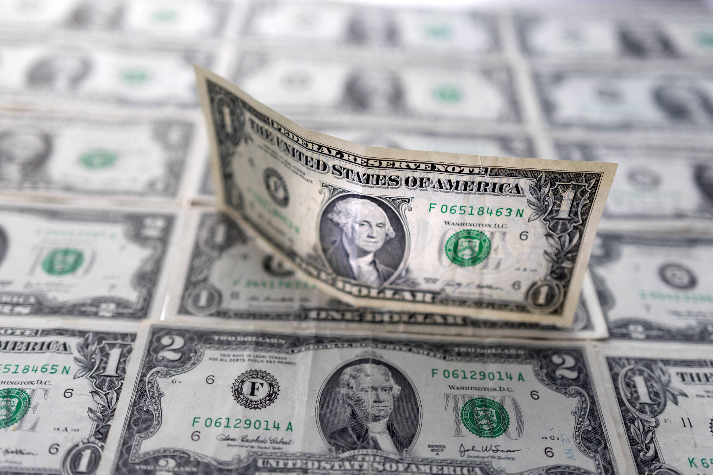 Dólar fecha em alta de 0,90%, a R$ 2,23