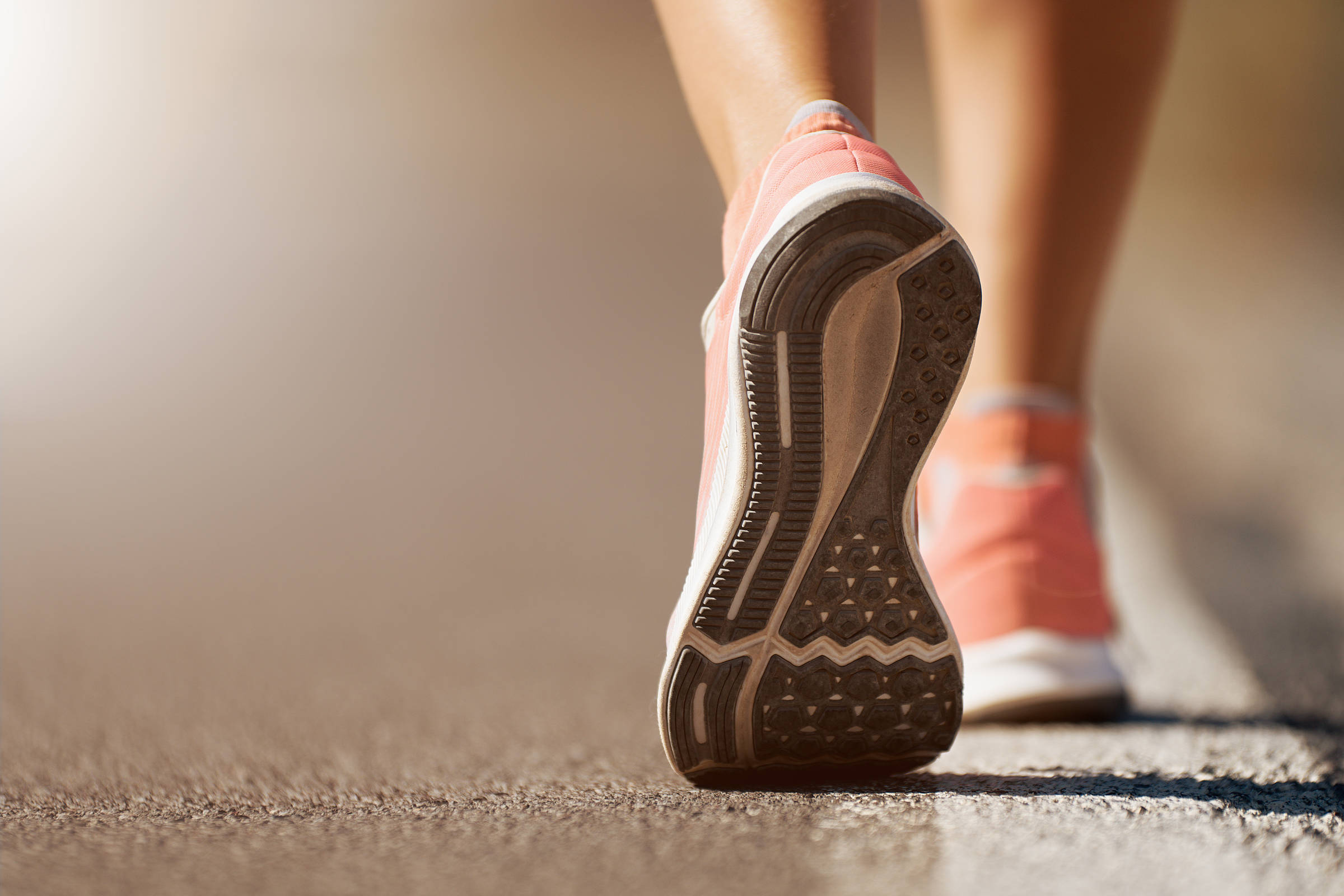 Running or walking?  Discover the health benefits that the practices promote