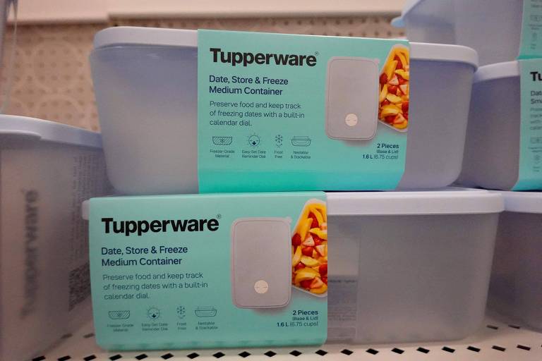 Imagem mostra potes em forma de paralelepípedo transparentes com tampas brancas, embalados por uma faixa de papel verde da marca Tupperware 