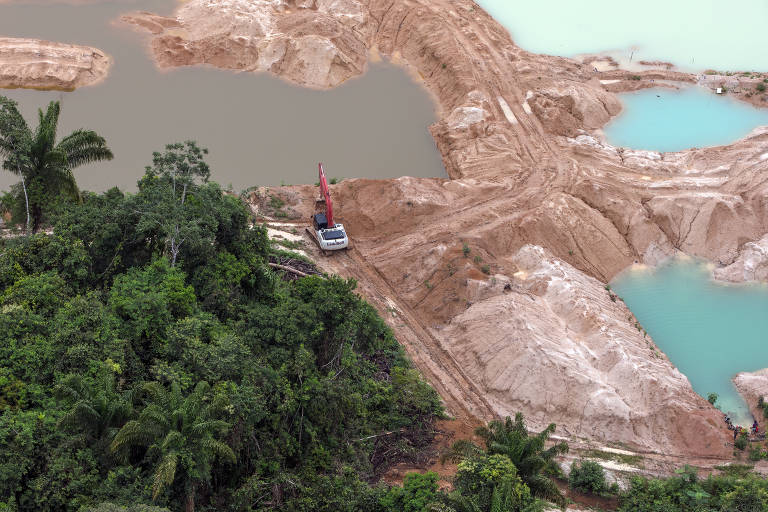 Escavadeiras em área de garimpo ilegal dentro da Terra Indígena Kayapó, no Pará, em fotografia feita pelo Greenpeace