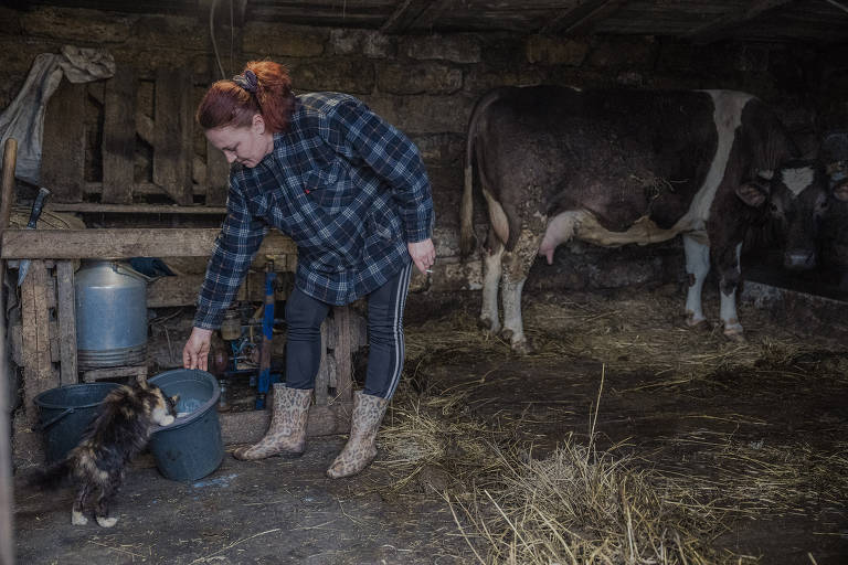 Natalia Jornik, mãe de Artem Hutorov, alimenta seu gato antes de se unir a outros pais para tentar recuperar seus filhos em Volin, na Ucrânia